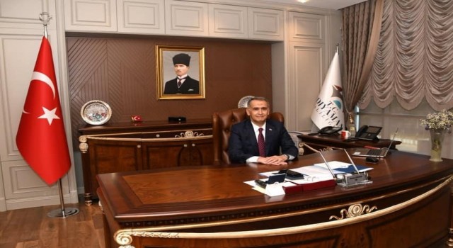 Vali Mahmut Çuhadarın şiir kitabı çıktı