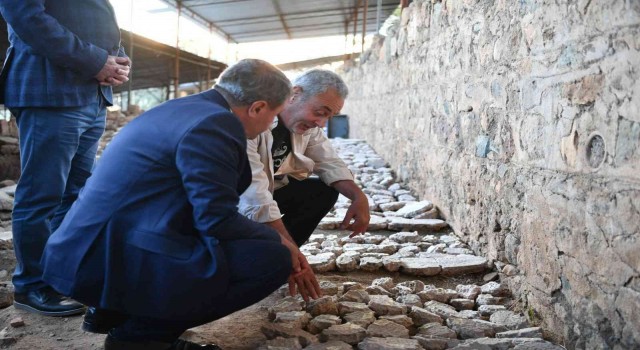 Vali Şıldak antik kent kazılarını ziyaret etti