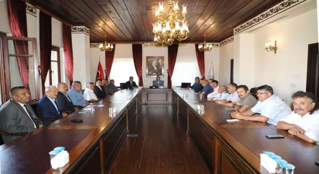 Vali Yiğitbaşı, muhtarlarla bir araya geldi