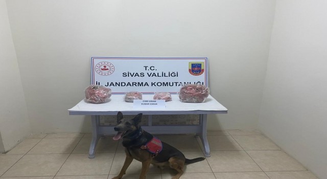 Valizinden 2 kilo 300 gram kubar esrar çıktı