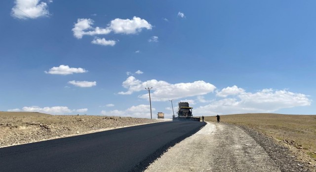 Van Büyükşehir Belediyesi Gürpınarda 13 kilometrelik asfalt yaptı