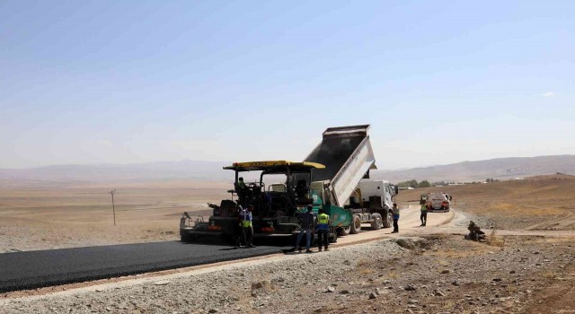 Van Büyükşehir Belediyesi Özalpta 14 kilometre asfalt çalışması yapıyor