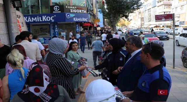 Van Büyükşehir zabıtası esnaf ve vatandaşlara karanfil dağıttı