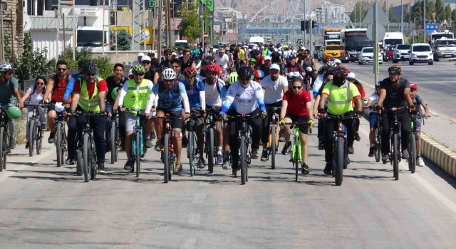 Vanda 300 bisikletli sağlıklı yaşam için pedal çevirdi