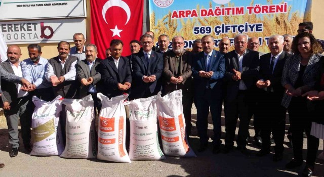 Vanda 569 çiftçiye sertifikalı arpa tohumu dağıtıldı