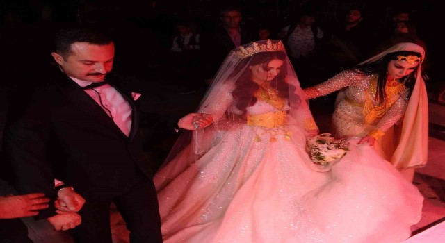 Vanda aşiret düğününde 5 milyon TLlik takı takıldı