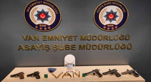 Vanda değişik suçların faili oldukları iddiasıyla 4 kişi tutuklandı