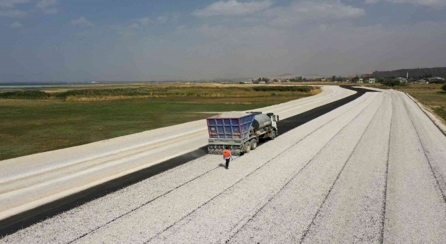 Vanın sahil yolu asfaltlanıyor