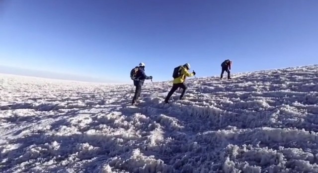 Vanlı dağcılar 1 ay içerisinde üçüncü kez Ağrı Dağına tırmandı