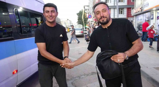 Vanlı sürücü, aracında unutulan 50 bin TLyi sahibine teslim etti