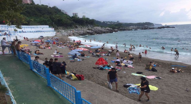 Vatandaşlar hafta sonu plajı boş bırakmadı