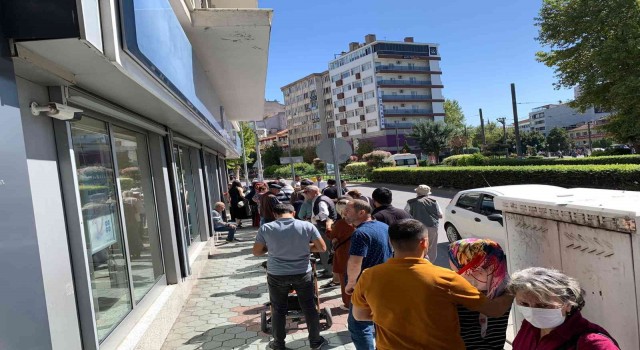 Vatandaşlar sosyal konut başvurusu için banka önlerinde heyecanla beklemeye başladı