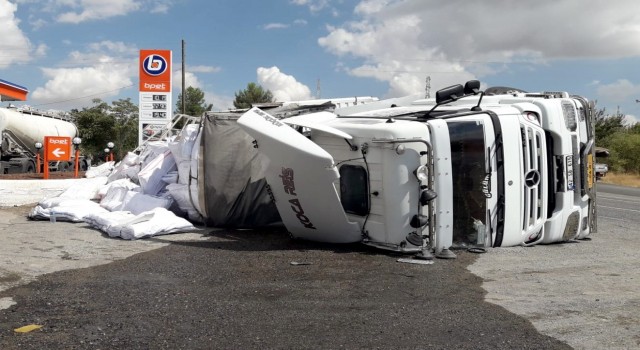 Virajı alamayan tır kıvılcımlar çıkartarak sürüklendi