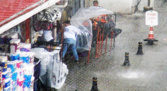 Yağmur pazarcıları hazırlıksız yakaladı