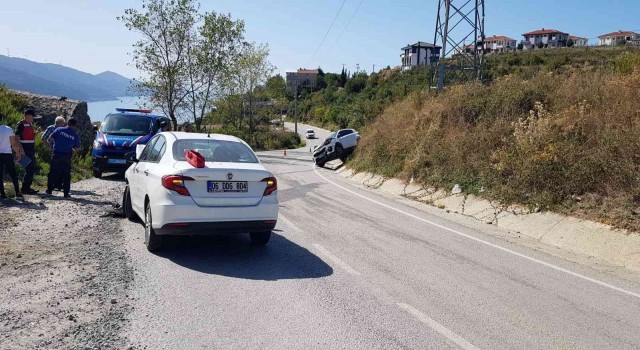 Yalovada ciple otomobil kafa kafaya çarpıştı: 2 yaralı