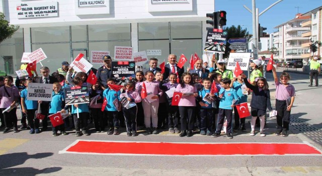 Yalovada yaya geçitleri farkındalık için kırmızıya boyandı