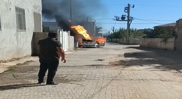 Yanan LPGli otomobil mahallede paniğe neden oldu