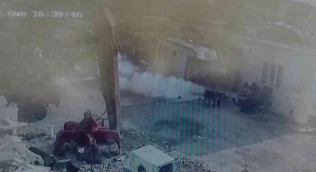 Yangın tüpü bomba gibi patladı, o anlar güvenlik kamerasına yansıdı