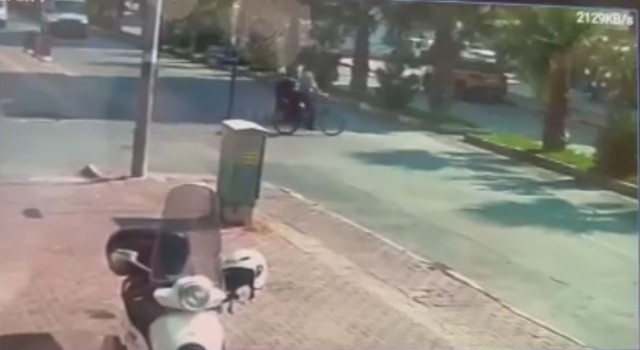 Yaşlı adamın bisikletiyle ölüme gidişi kameraya yansıdı