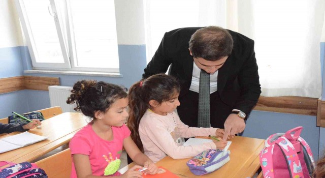 Yedisuda 431 öğrenciye kırtasiye seti hediye edildi