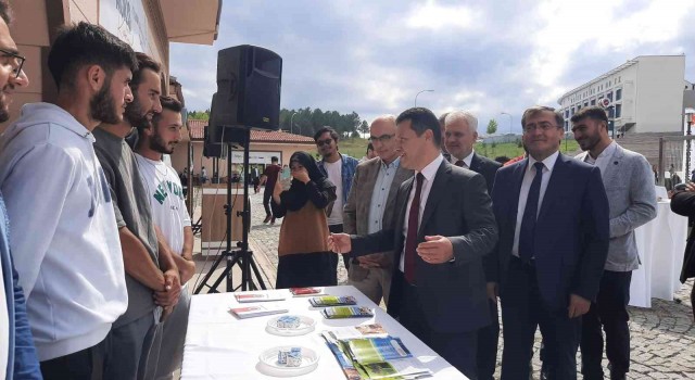 Yeni akademik yıl başladı, öğrencileri Rektör Topal karşıladı