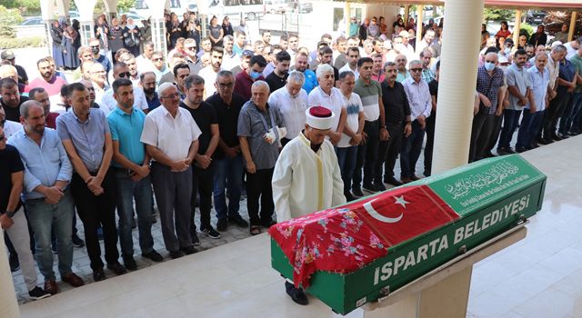 Yeni görev yerine giderken kazada yaşamını yitiren öğretmenin cenazesi Isparta’da toprağa verildi