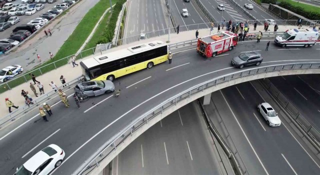 Yenikapıda bir İETT otobüsü kaza yaptı. Yaralılar olduğu öğrenilirken, olay yerine çok sayıda itfaiye ve ambulans sevk edildi.