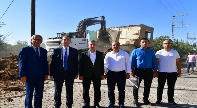 Yeşilyurtta metruk evlerin yıkımına ağırlık