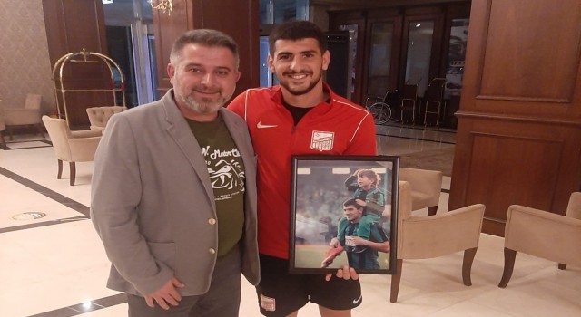 Yıllar sonra hediye edilen fotoğraf duygusal anlar yaşattı