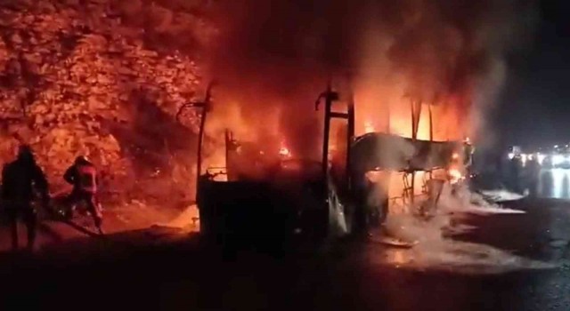 Yolcu otobüsü alev alev yandı, 18 yolcu son anda kurtuldu