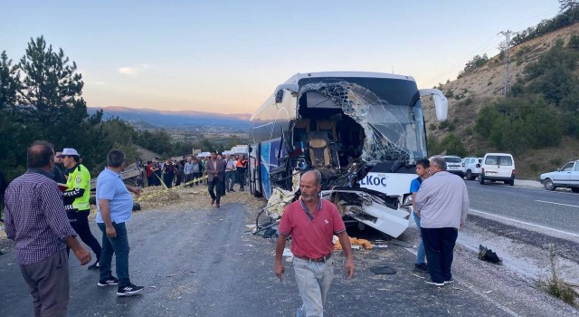 Yolcu otobüsü ile traktör çarpıştı: 1 ölü, 10 yaralı