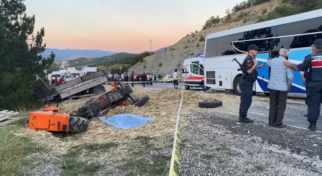 Yolcu otobüsü ile traktörün çarpıştığı kazada ölü sayısı 2ye yükseldi