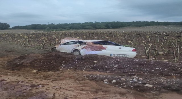 Yoldan çıkan otomobil boş tarlada takla attı: 3 kişi yaralandı