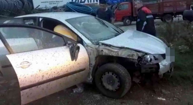 Yoldan çıkan otomobil park halindeki kamyona çarptı: 1 yaralı