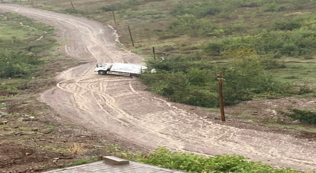 Yolu olmayan ‘Sofia Evlerinde çöp kamyonu çamura saplandı
