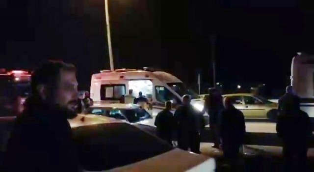Yolun karşısına geçmeye çalışan yayaya otomobil çarptı: 1 ölü, 2 yaralı