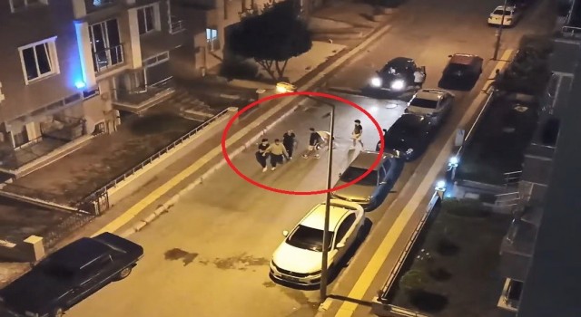 Yolunu kestikleri genci sokak ortasında darp ettiler