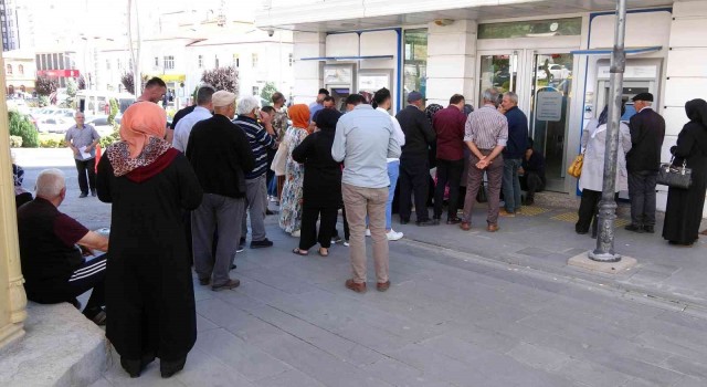 Yozgatta sosyal konut için banka önlerinde yoğunluk sürüyor