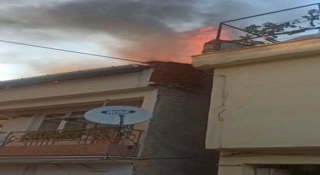 Yufka ateşi evin çatısını küle çevirdi
