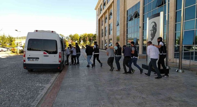 Yüklü miktarda uyuşturucu ile yakalanan 8 uyuşturucu tacirinden 3ü tutuklandı