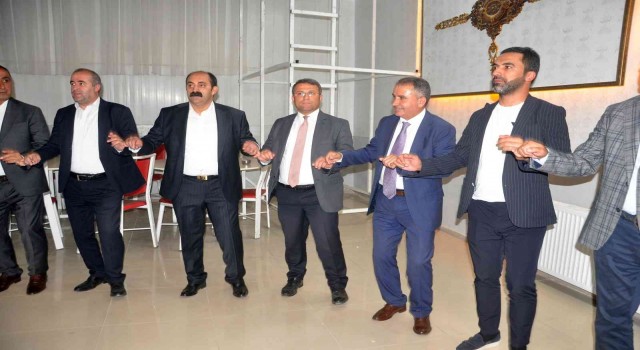 Yüksekova kültürüne ayak uyduran Kaymakam Çimşit düğünde halay çekti
