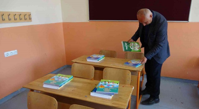 Yüksekovada ders ve kaynak kitaplar okullara dağıtılıyor