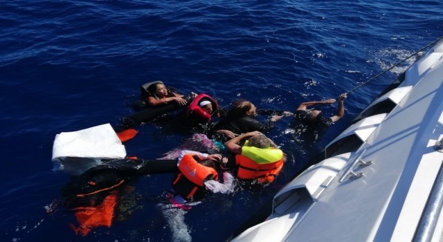 Yunanlıların ölüme terk ettiği 73 düzensiz göçmen kurtarıldı, 6sı hayatını kaybetti