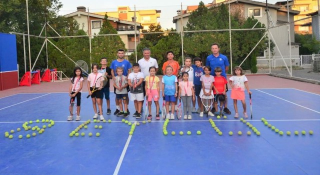 Yunusemre yaz tenis kursu rekor katılımla sona erdi