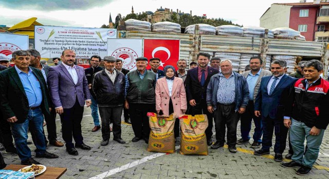 Yüzde 75 hibe destekli 103 ton arpa tohumu üreticiye teslim edildi