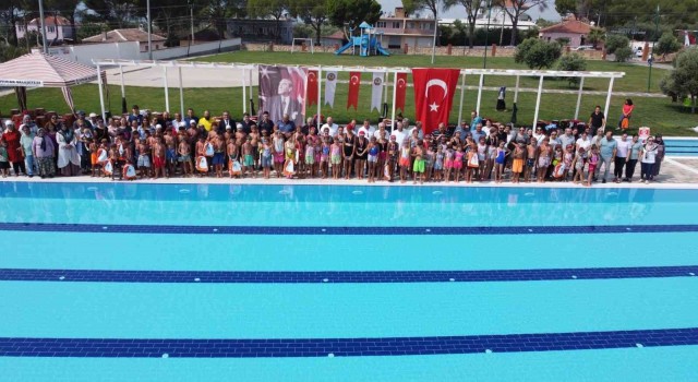 Yüzme öğrenen çocuklar, havuzları doldurdu