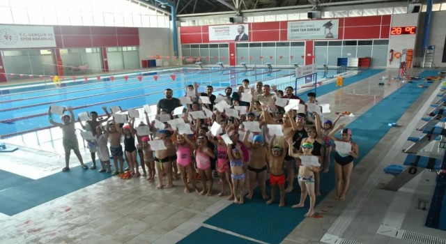 Yüzme ve voleybolda katılım sertifika töreni gerçekleştirildi