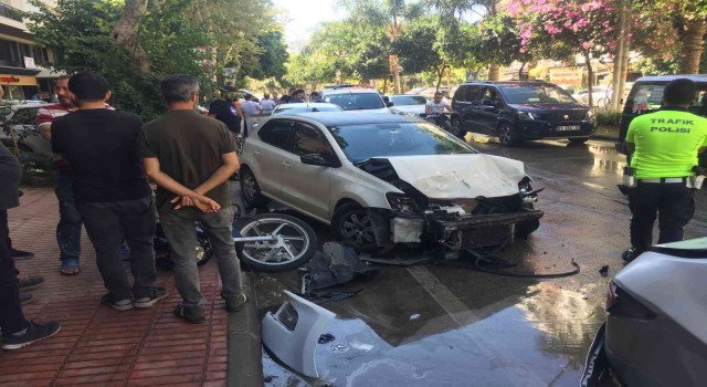 Zincirleme kazada motosiklet sürücüsü feci şekilde öldü