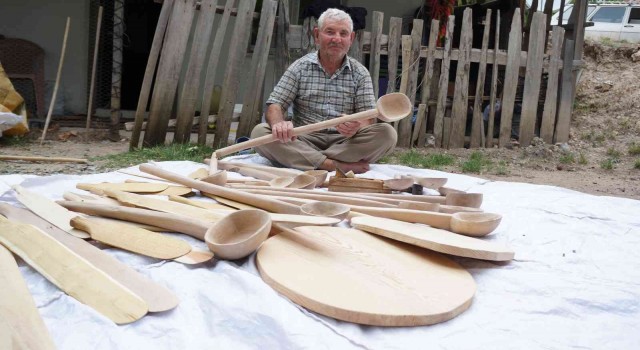 10 yaşında başladığı sanatını 65 yıldır ahşaplara işleyerek sürdürüyor