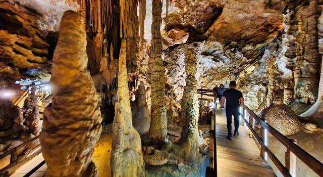 150 milyon yıllık Karaca Mağarasında turizm hareketliliği devam ediyor